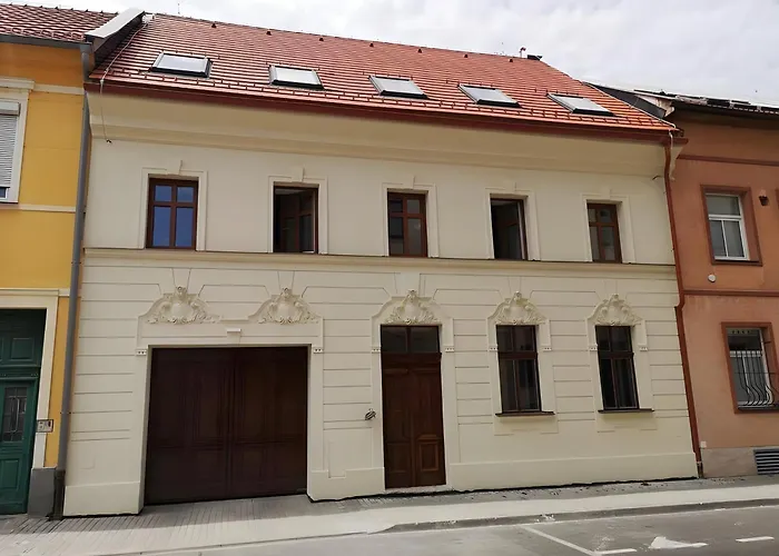 Beautiful New Apt In Old Town Near Train Station - Free Parking