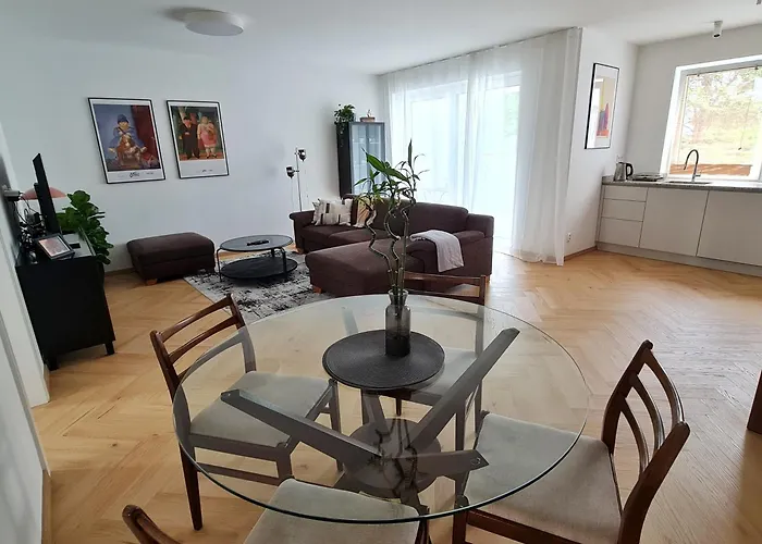 Beautiful New Apt In Old Town Near Train Station - Free Parking