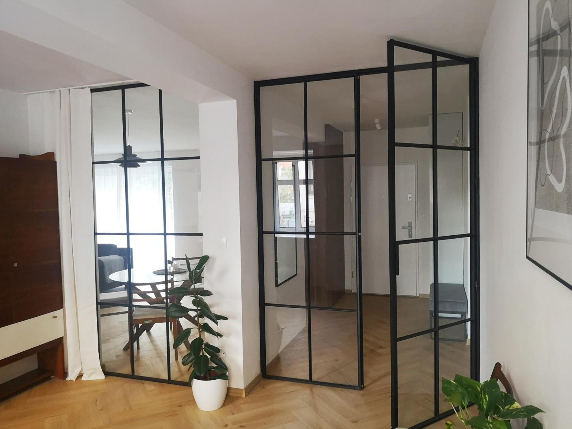 Beautiful New In Old Town Near Train Station - Free Parking Apartment