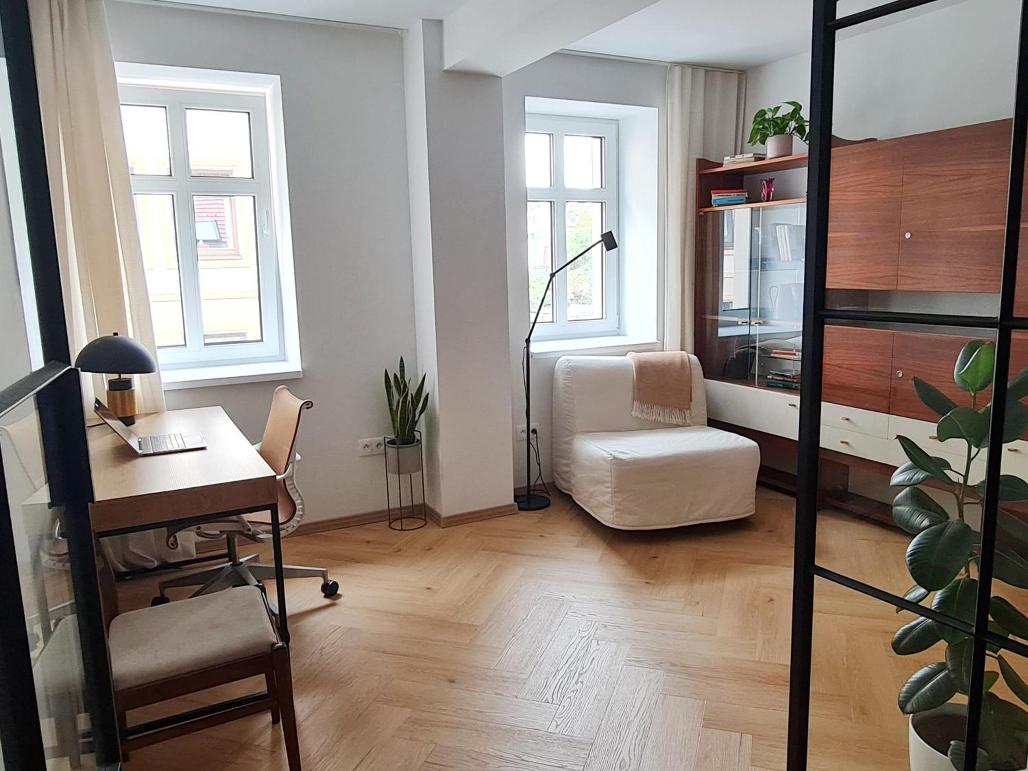 Beautiful New In Old Town Near Train Station - Free Parking Apartment *