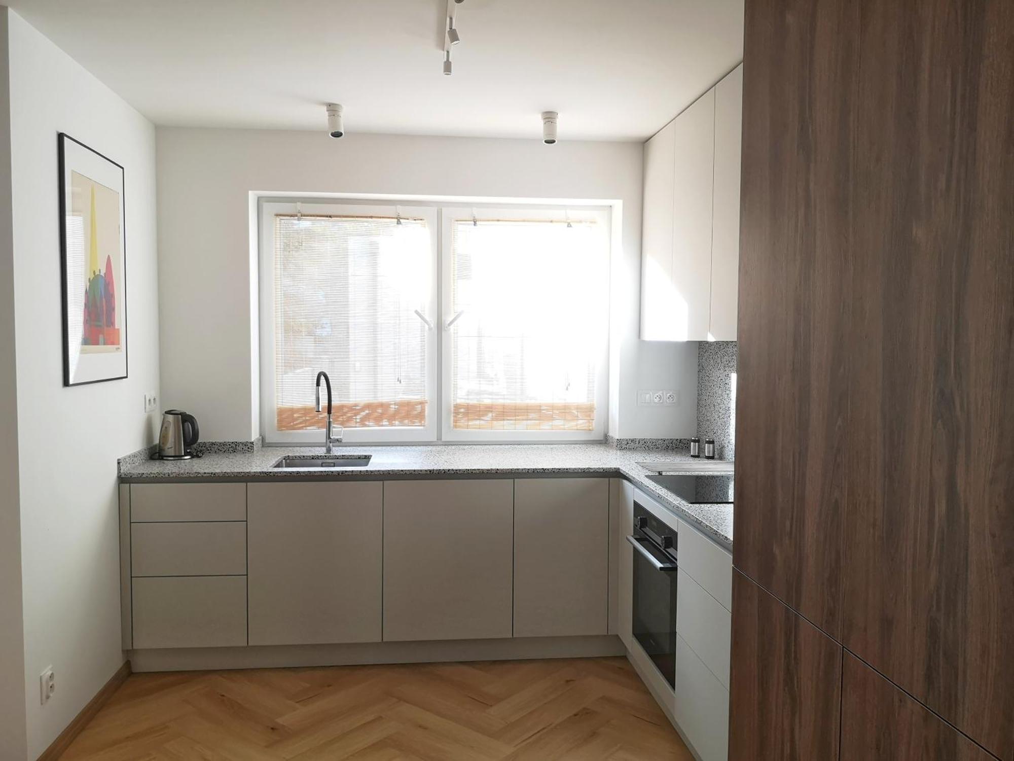 Apartment Beautiful New In Old Town Near Train Station - Free Parking