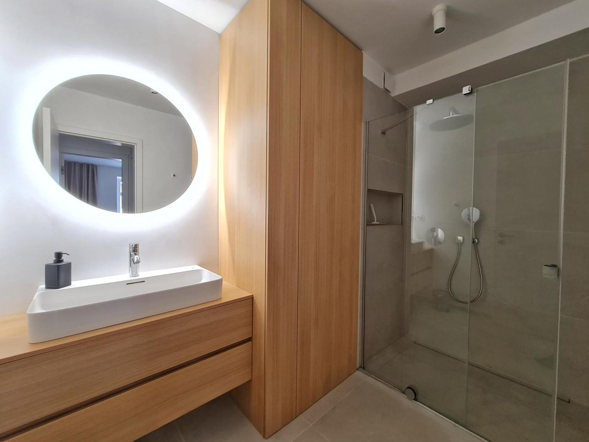 Apartment Beautiful New In Old Town Near Train Station - Free Parking