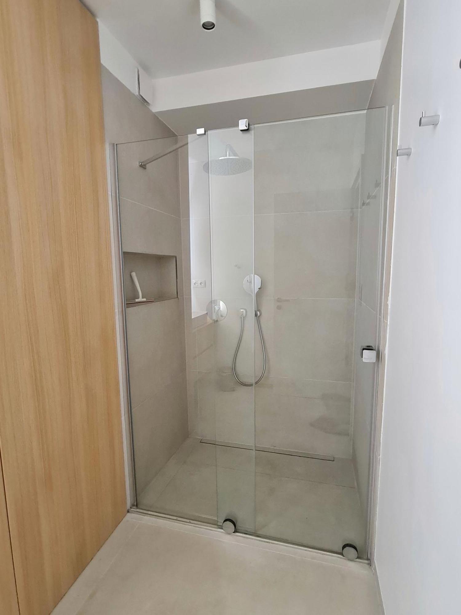Apartment Beautiful New In Old Town Near Train Station - Free Parking *