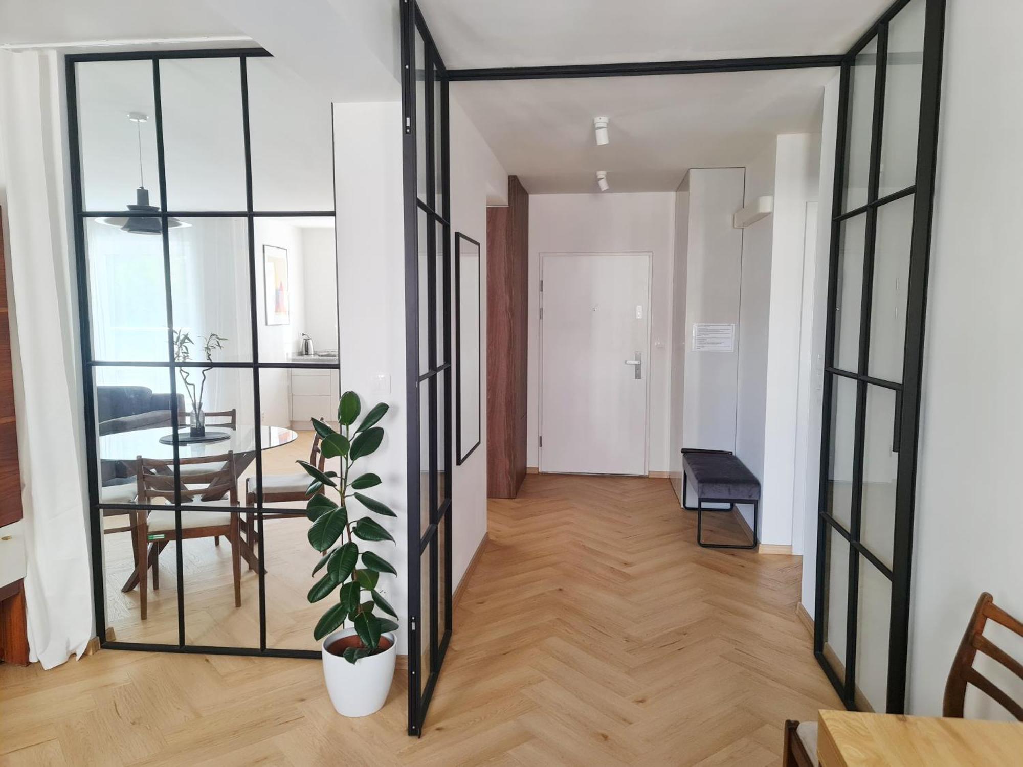 Apartment Beautiful New In Old Town Near Train Station - Free Parking *