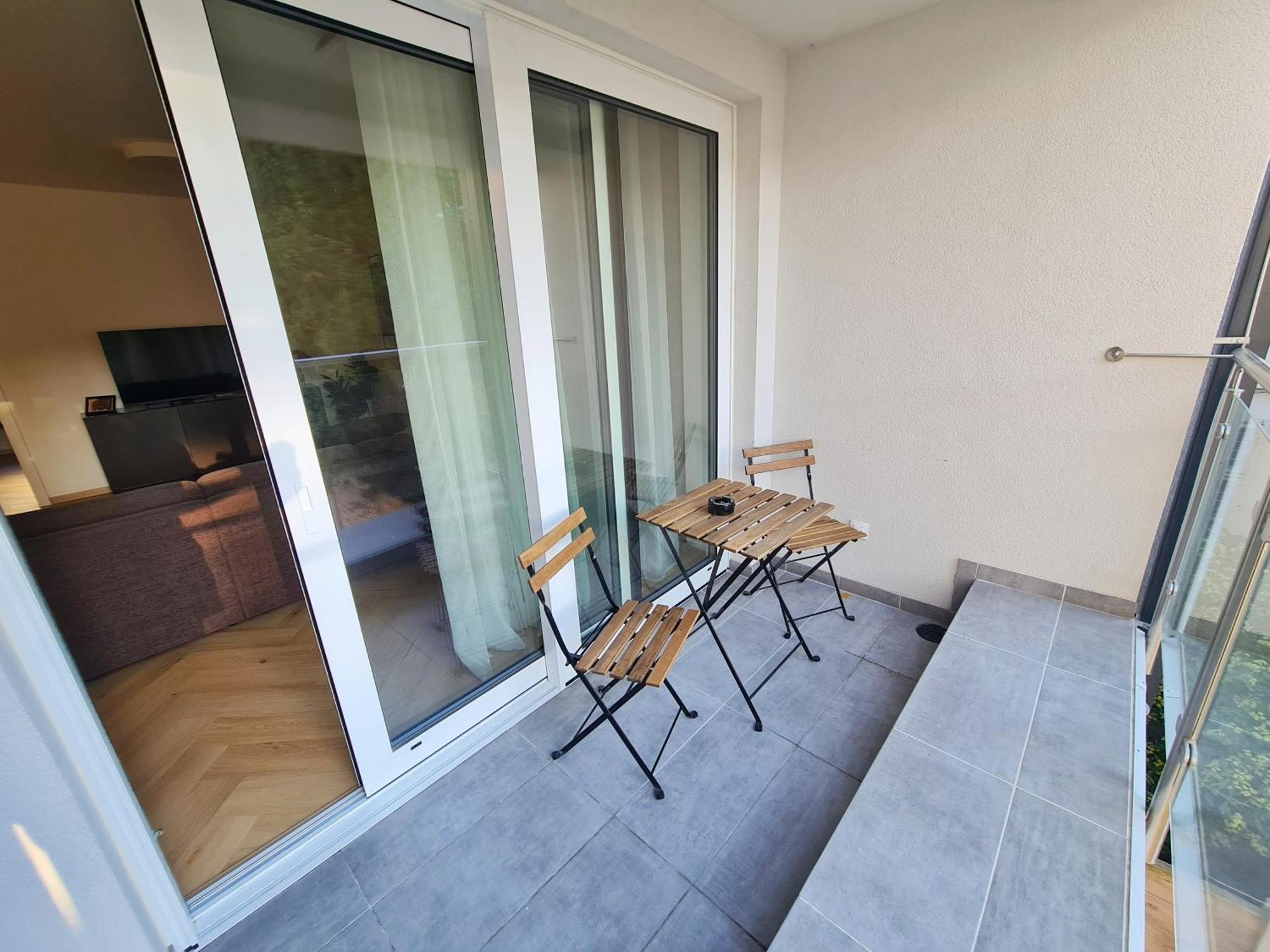 Apartment Beautiful New In Old Town Near Train Station - Free Parking